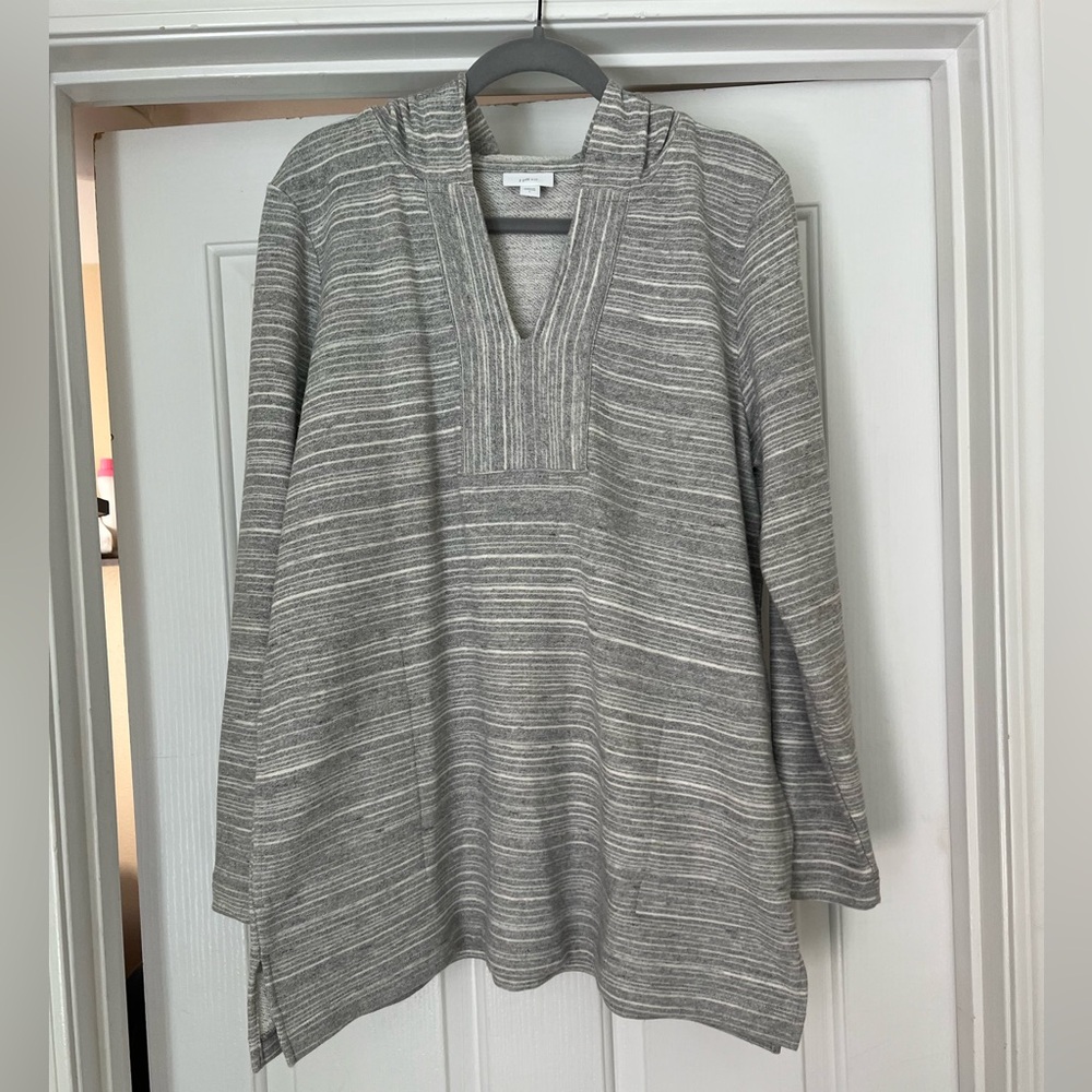 JJill Fit Pullover Hoodie with pockets and split hem
Gray and white 
Size L
